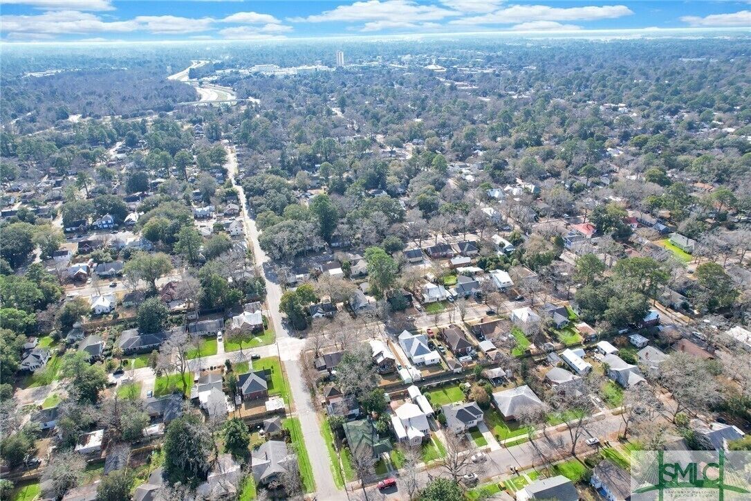 Vista aérea de una zona residencial con casas, calles y áreas verdes.