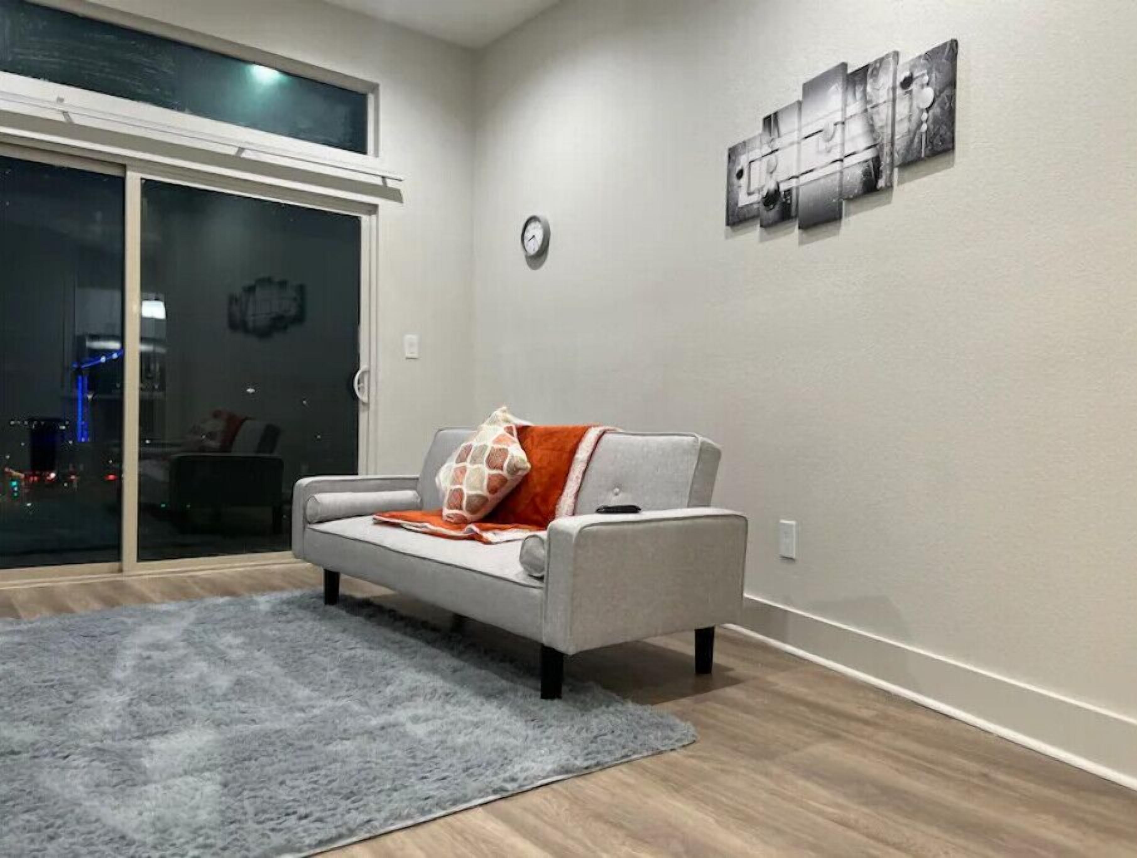 Luxury Downtown Dallas Condo with pool & gym! 2Qbd