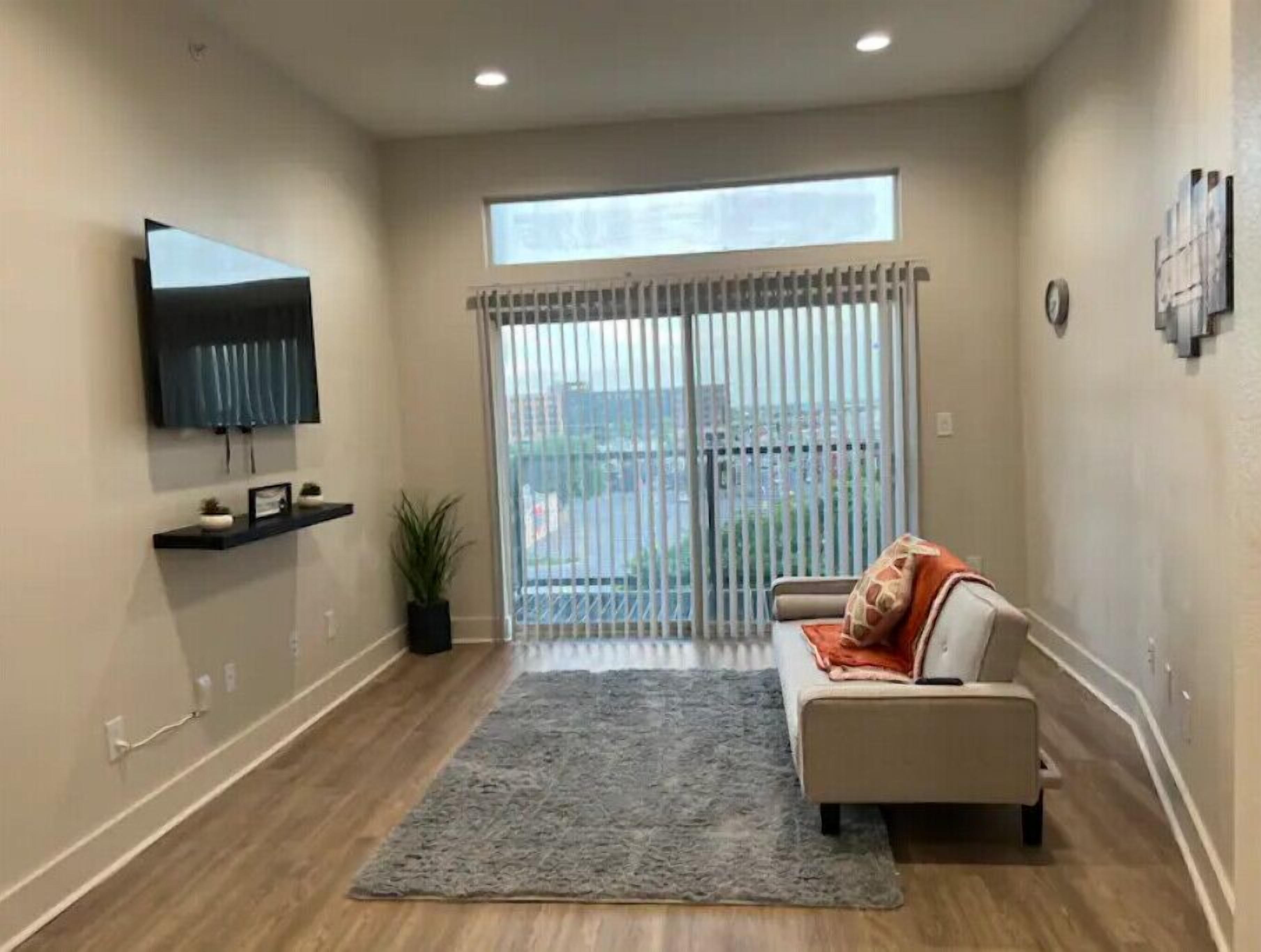 Luxury Downtown Dallas Condo with pool & gym! 2Qbd