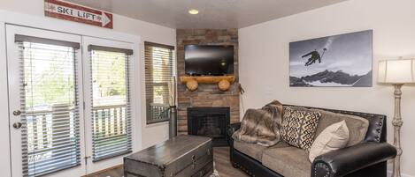 Una televisión, una chimenea