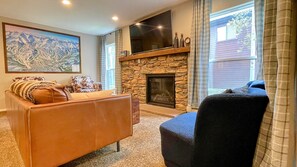 Smart TV, fireplace - In Town Breck - 7 min walk to lifts & Main Street (Breckenridge)