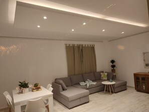 TV connectée, jeux vidéo, baby-foot, table de tennis de table