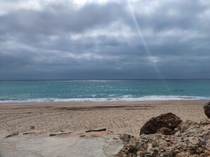 Chaises longues, serviettes de plage