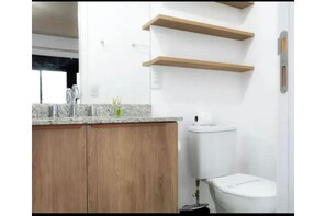 Bathroom - New Studio Next Paulista Av, Fast Wifi and Balcony (São Paulo)