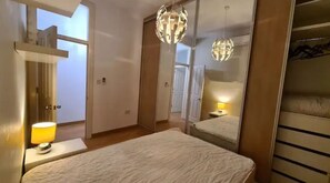 2 عدّة غرف نوم ومكواة/لوح كي وواي فاي وملاءات أسرّة