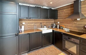 Kjøleskap, ovn, kokeplater og oppvaskmaskin