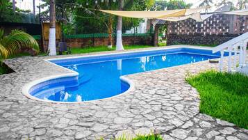 2 สระว่ายน้ำกลางแจ้ง