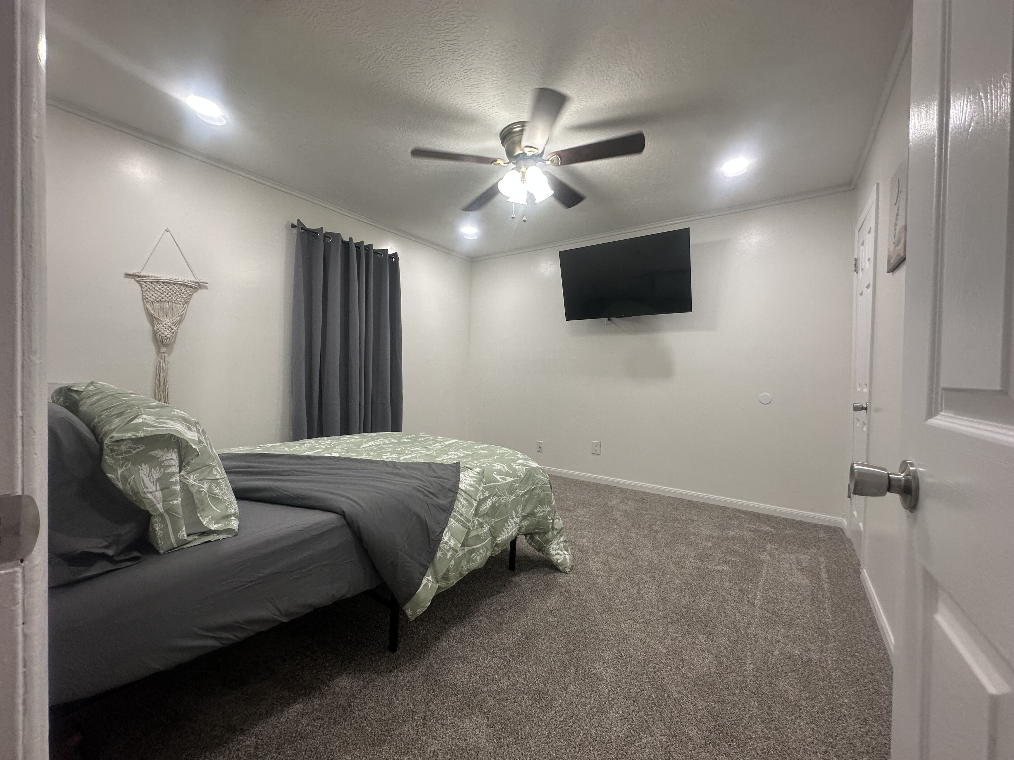 4 habitaciones, tabla de planchar con plancha y cuna de viaje 