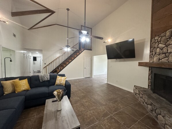 Smart TV, fireplace - The Simple Dwelling Place (Sulphur)