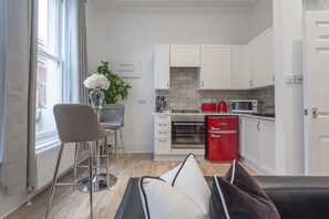 Fridge, microwave, oven, stovetop - Stunning 1 bed flat close to Regents Park (London)