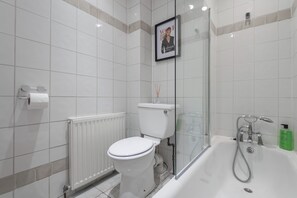 Sèche-cheveux, serviettes fournies, savon, papier toilette