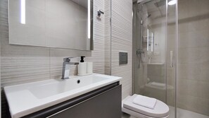 Dusche, Haartrockner, Handtücher