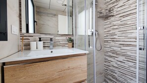 Dusche, Haartrockner, Handtücher