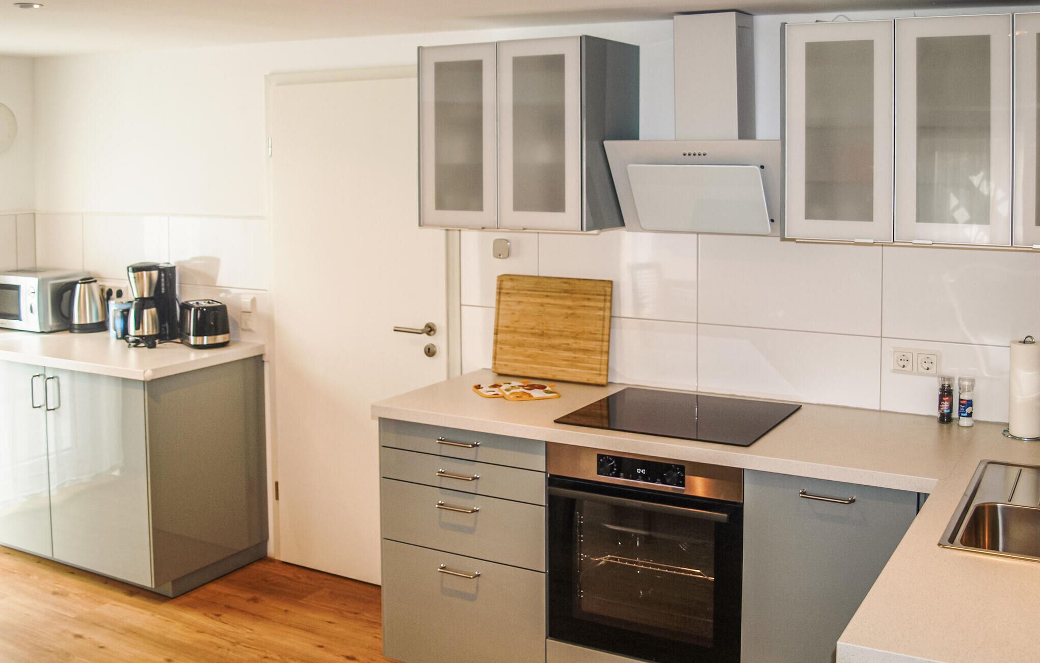 Kühlschrank, Mikrowelle, Herdplatte, Geschirrspüler
