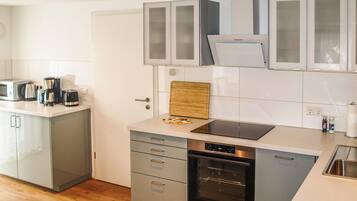 Kühlschrank, Mikrowelle, Herdplatte, Geschirrspüler