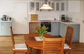 Køleskab, kogeplade, opvaskemaskine, kaffe-/temaskine