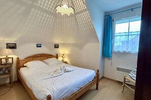 2 soverom, strykejern/-brett og sengetøy