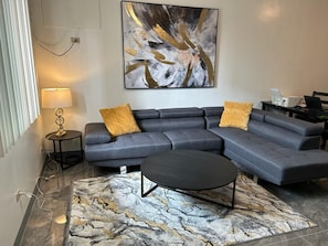 Condo Deluxe | Sala de estar | Televisión de pantalla plana