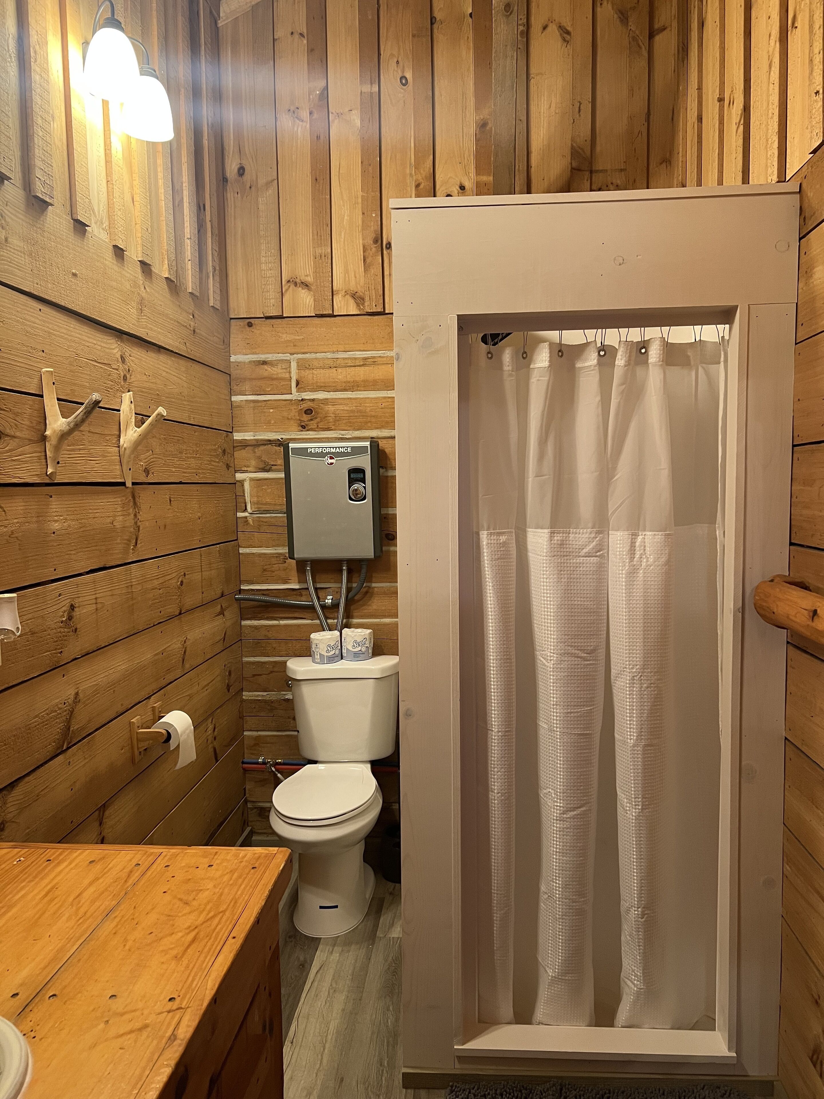 Dutxa, assecador de cabells, tovalloles i paper higiènic 