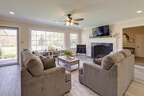 Fernseher, Tischfußball, Tischtennisplatte, Bücher