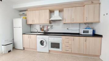 Refrigerador, horno, placa de cocina, cafetera/tetera