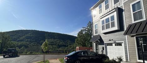 Un edificio residencial con garaje, entrada para vehículos y césped.