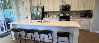 Beautiful New Townhome with Mountain Views. Close to downtown!