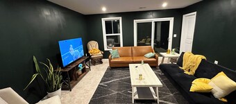 Beautiful New Townhome with Mountain Views. Close to downtown!