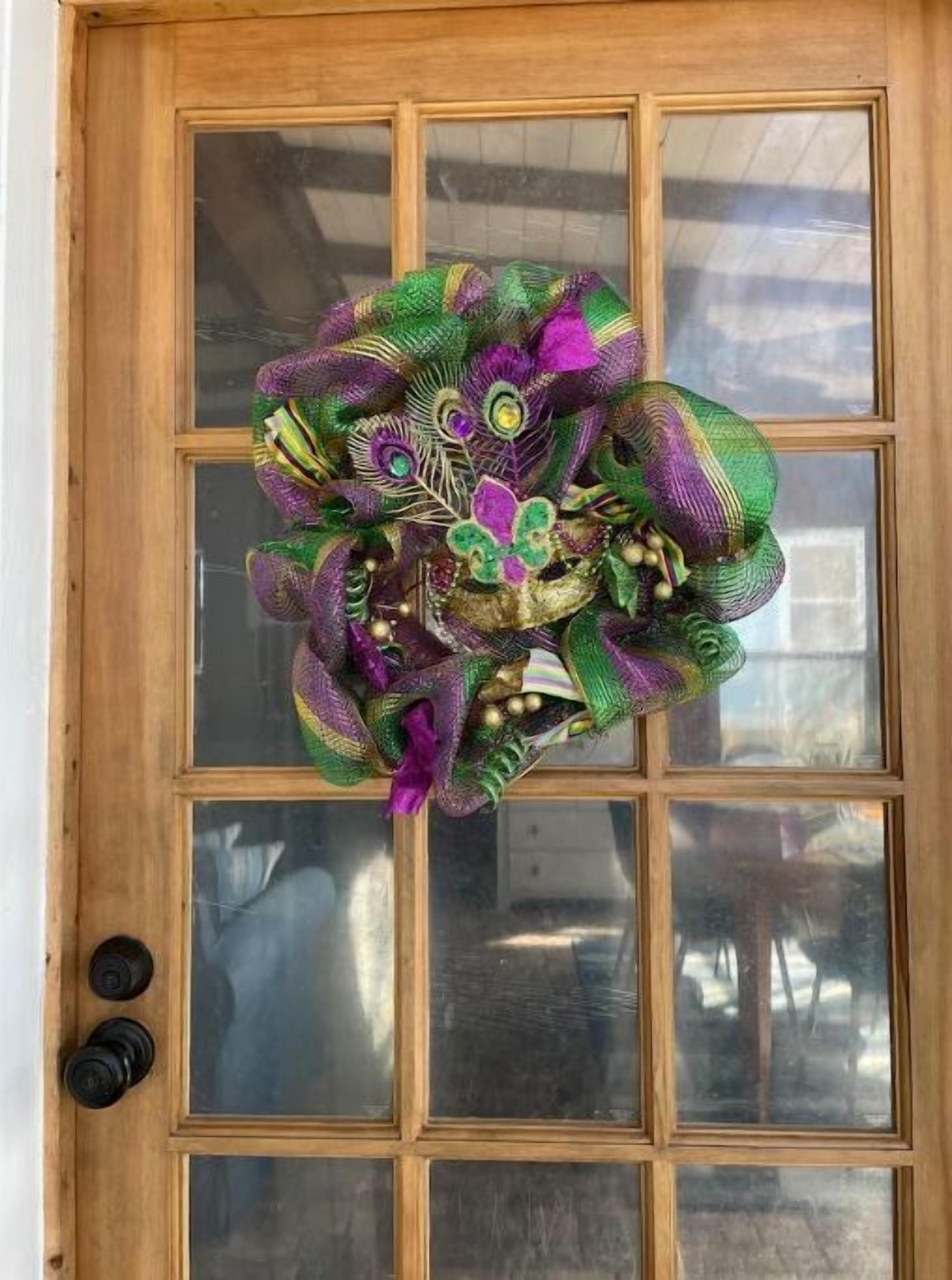 Une porte en bois ornée d’une guirlande décorative.