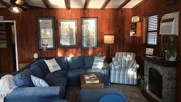 Smart-TV, Kamin, Bücher, Musikbibliothek