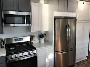 Fridge, microwave, oven, stovetop - Riverfront ready for Summer Fun (Moss Point)