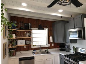 Réfrigérateur, four à micro-ondes, un four, surface de cuisson