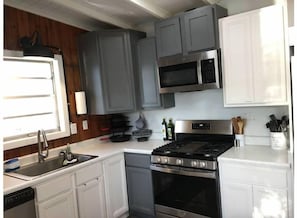Refrigerador, microondas, horno y parrilla de estufa
