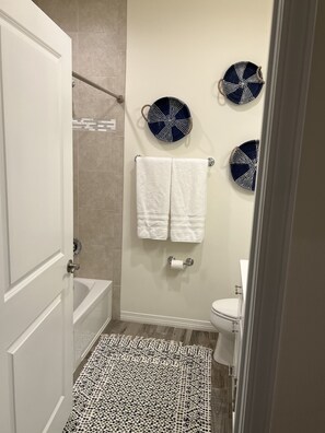 Hair dryer, towels, soap, shampoo - Rockin’ K Coastal Get-away (Pensacola)