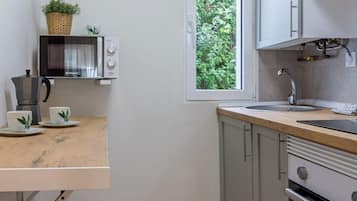 Fridge, microwave, oven, coffee/tea maker