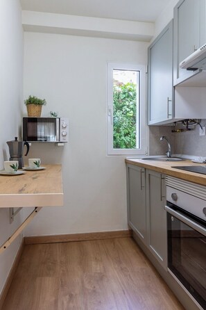 Kjøleskap, mikrobølgeovn, ovn og kaffetrakter/tekoker