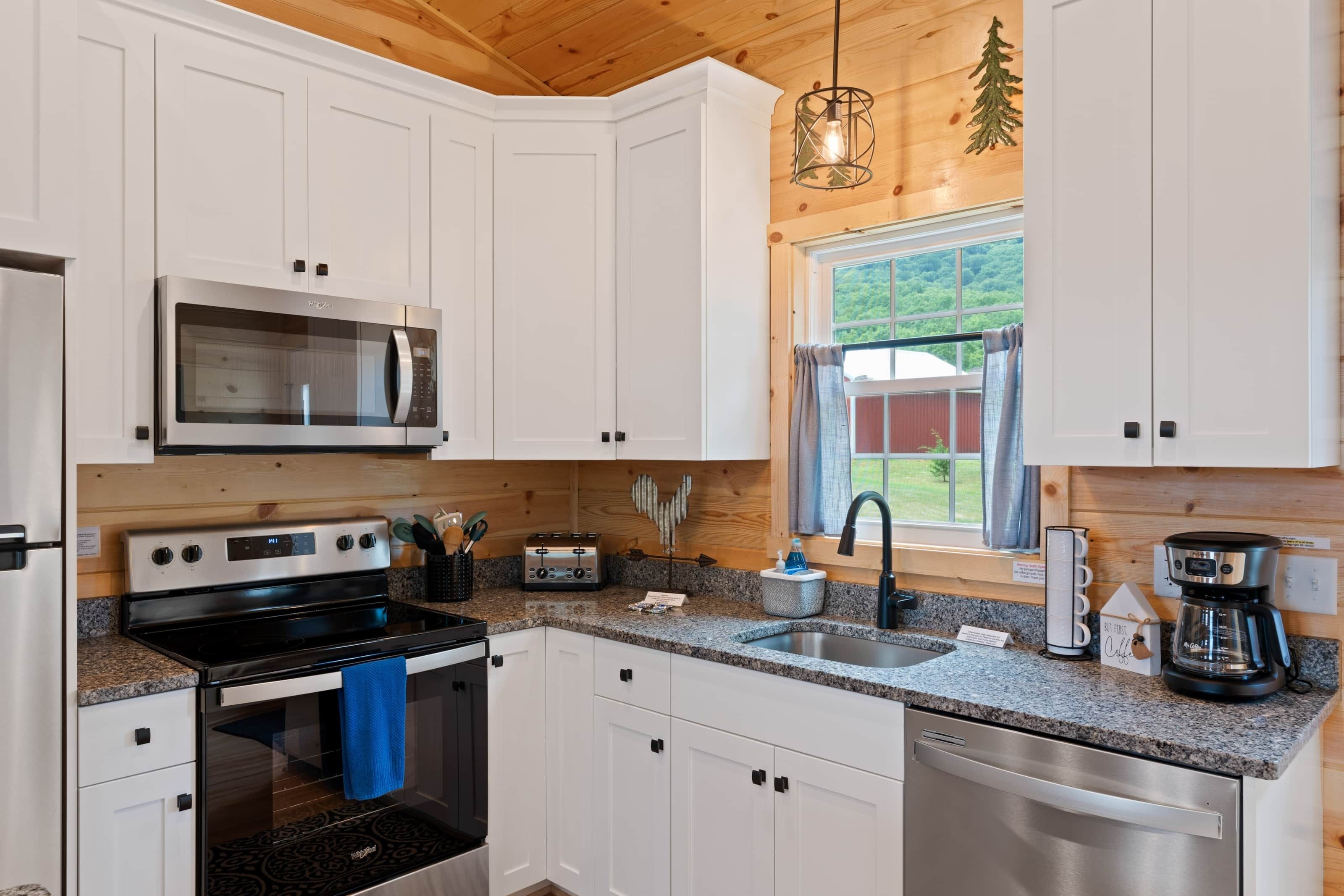 Blue Birch Cottage: BRAND NEW Couple's Cabin!