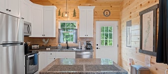 Blue Birch Cottage: A Romantic Couple's Cabin!