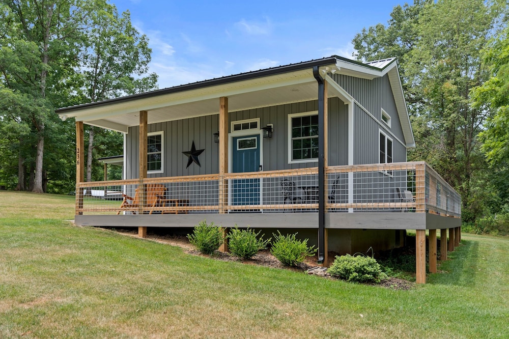 Blue Birch Cottage: BRAND NEW Couple's Cabin!