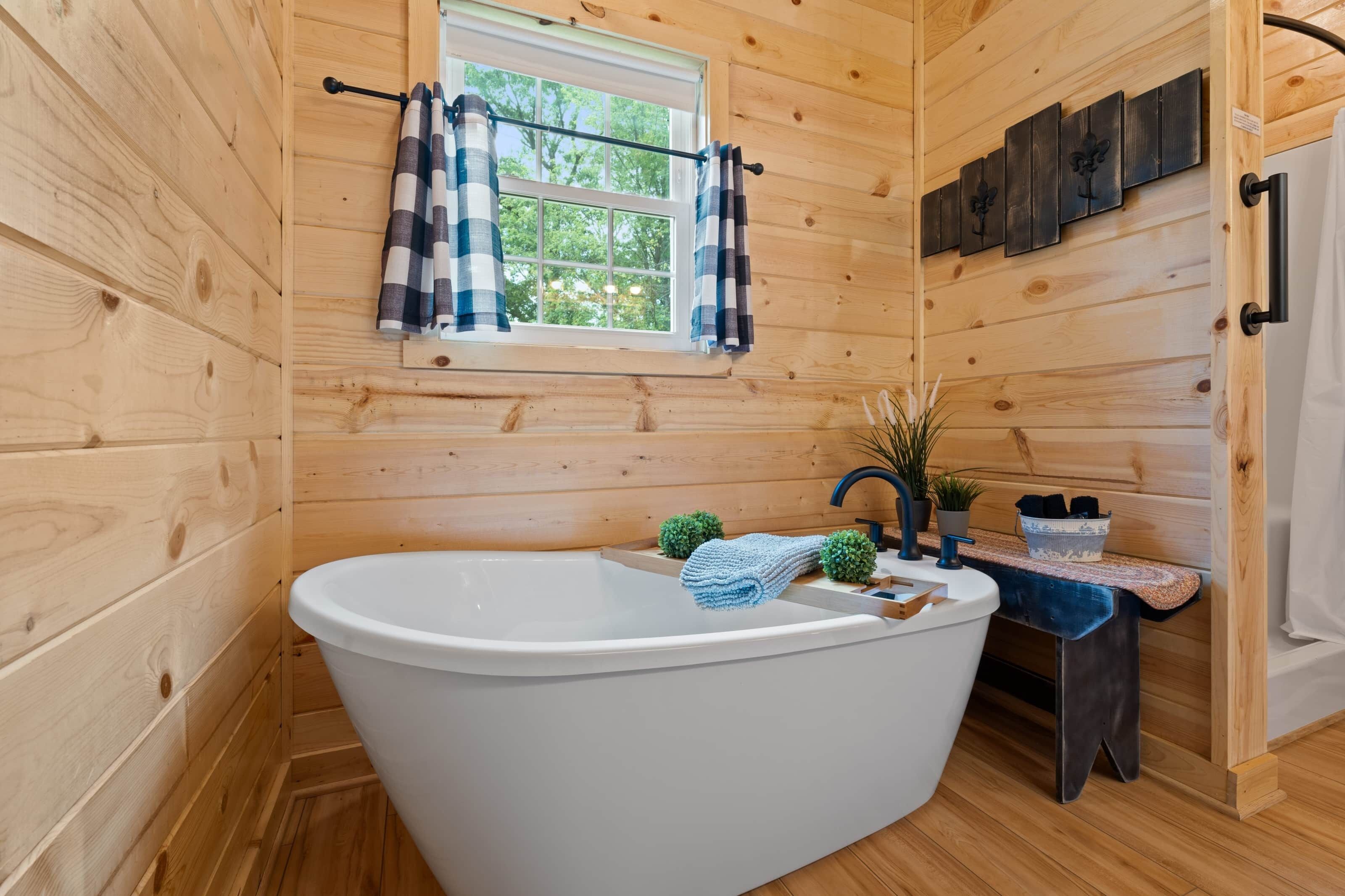 Badewanne, Haartrockner, Handtücher