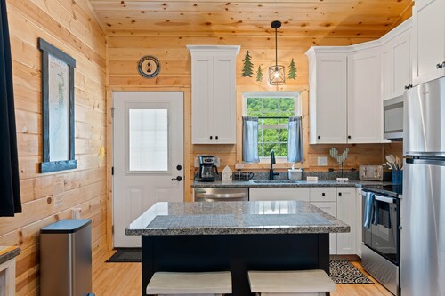 Black Walnut Cottage:  A Romantic Couple's Cabin!