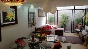 Smart-TV, Kamin, Stereoanlage