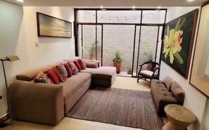 Una Smart TV, una chimenea, un reproductor estéreo