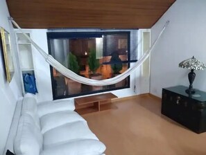 Smart-TV, Kamin, Stereoanlage