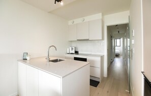 Réfrigérateur, plaque de cuisson, lave-vaisselle, cafetière/bouilloire