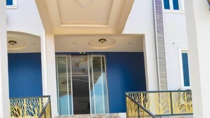 A staircase with a metal railing leading to a building entrance. - Camas Hotel & Suite Asero Abeokuta (Abeokuta)