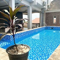 Una piscina al aire libre