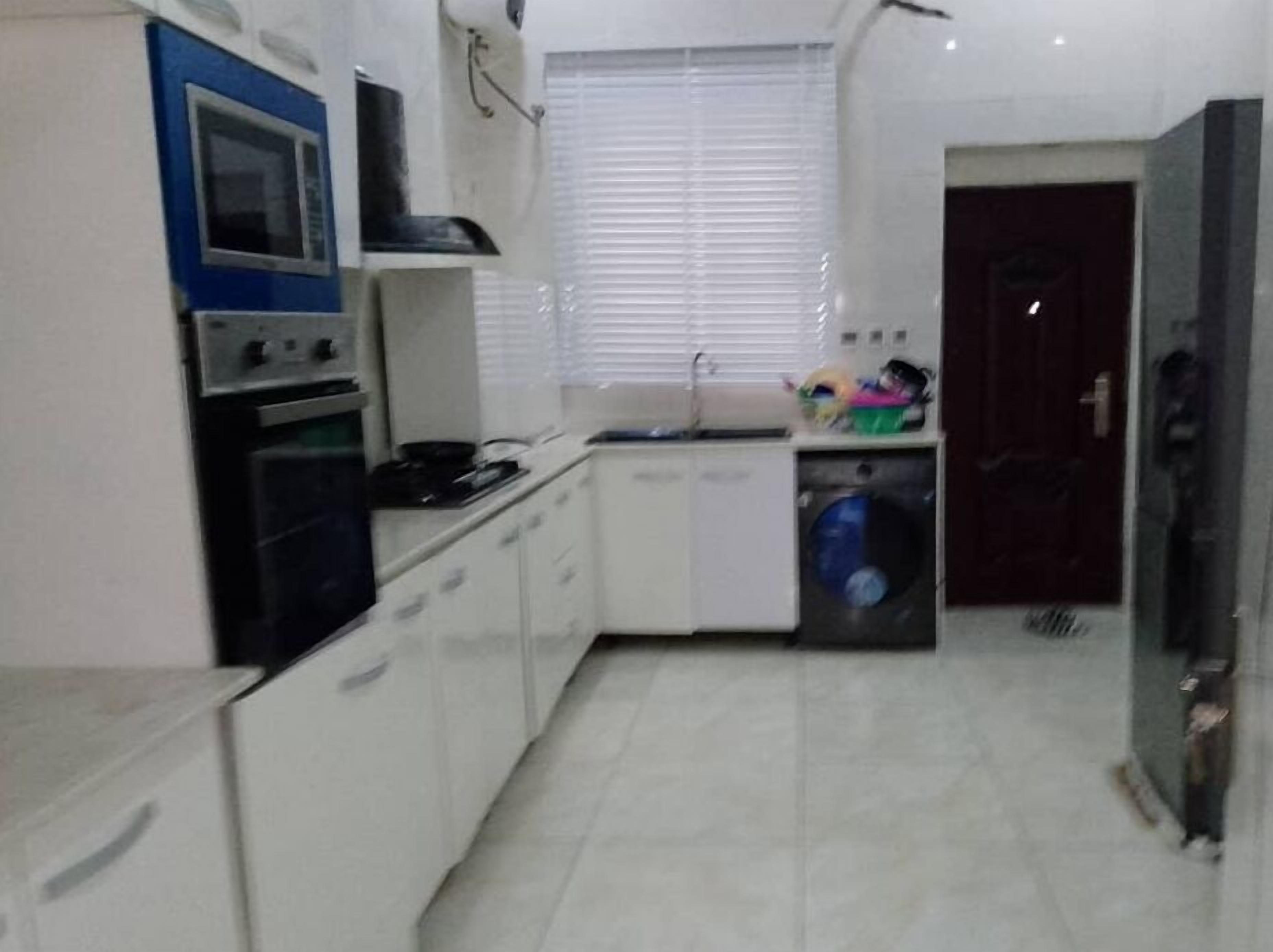 Geladeira, micro-ondas, chaleira elétrica, torradeira