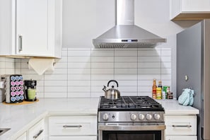 Fridge, microwave, oven, stovetop - New 2BR/1BA - Walk to Golden 1 Center (West Sacramento)