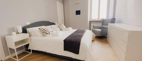 2 bedrooms, in-room safe, desk, iron/ironing board